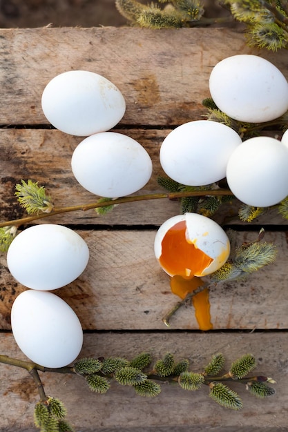 Bodegón con huevos de gallina blancos frescos sobre fondo de madera