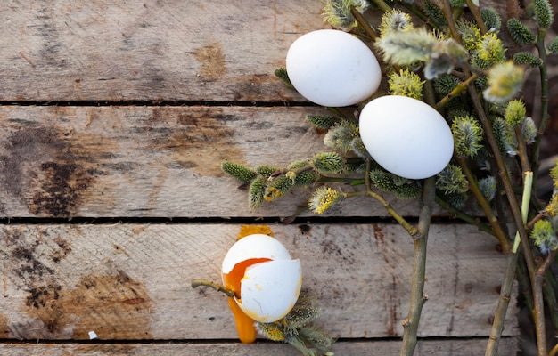 Bodegón con huevos de gallina blancos frescos sobre fondo de madera