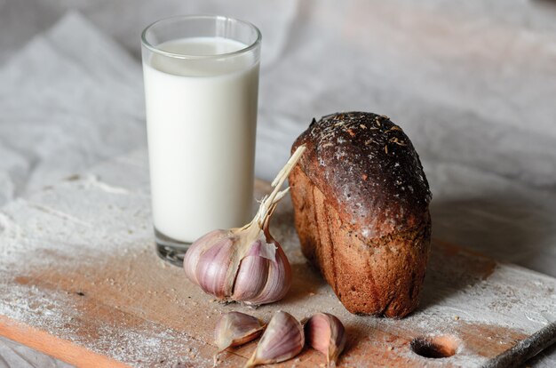 Bodegón de leche, pan y ajo.