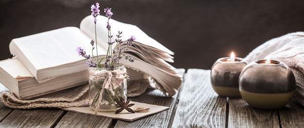 Bodegón un libro y una vela en una mesa de madera