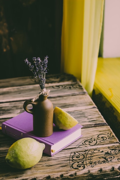 Foto bodegón de limón y lavanda