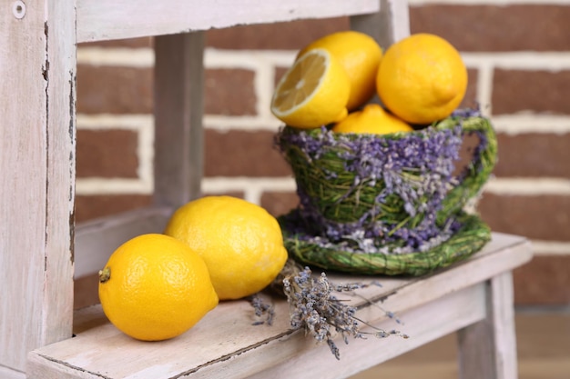 Bodegón con limones frescos y lavanda