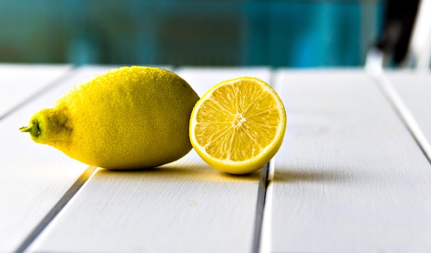 Bodegon con limones sobre fondo blanco para resaltar el color amarillo intenso de estos.