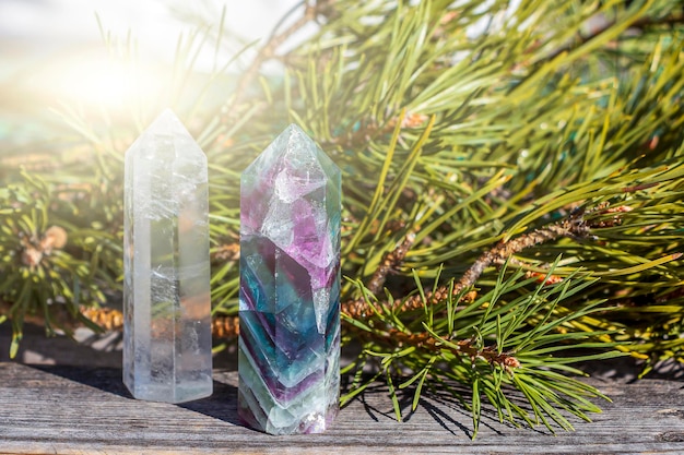 Bodegón mágico con cristal de fluorita entre ramas de abeto. Rocas para ritual místico, brujería Wicca o curación espiritual en el bosque Adivinación, rituales de Navidad y Año Nuevo