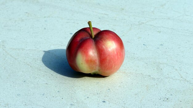 Bodegón manzana sobre mármol