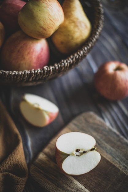 Bodegón manzanas en una canasta de mimbre sobre una mesa de madera