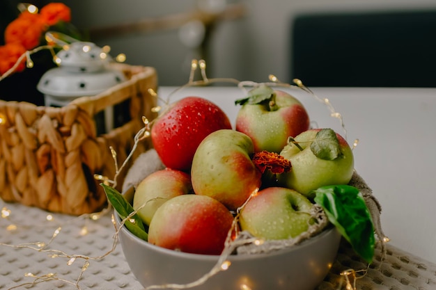 bodegón con manzanas en cesta en la mesa