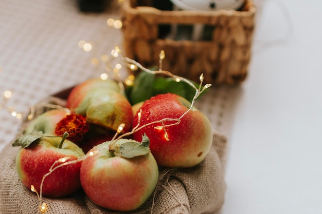 bodegón con manzanas en cesta en la mesa