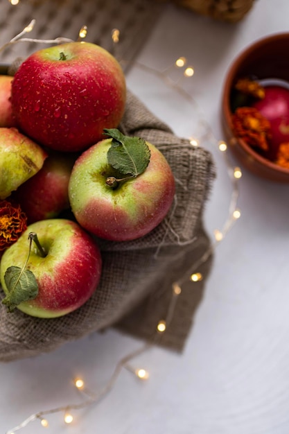 bodegón con manzanas en cesta en la mesa