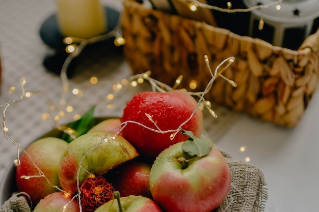 bodegón con manzanas en cesta en la mesa