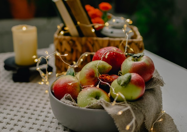 bodegón con manzanas en cesta en la mesa