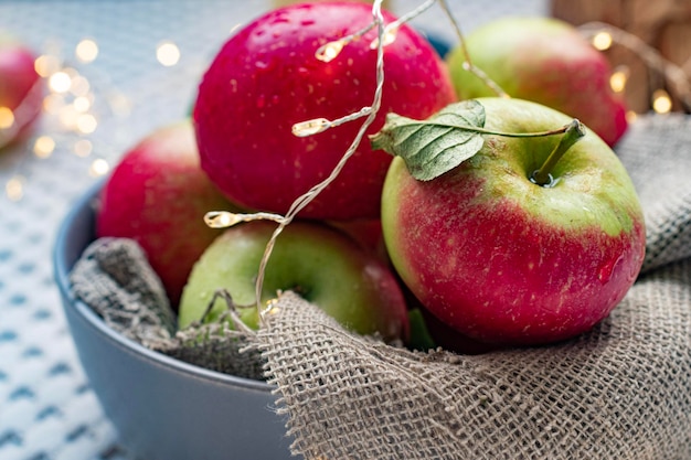 bodegón con manzanas en cesta en la mesa