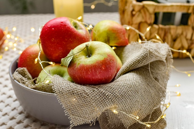 bodegón con manzanas en cesta en la mesa