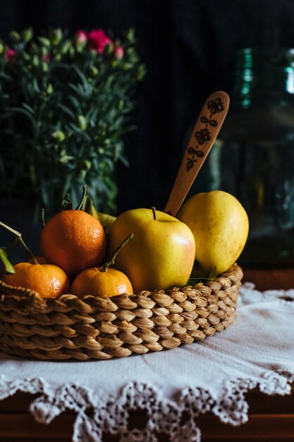 Bodegón de manzanas y mandarinas.