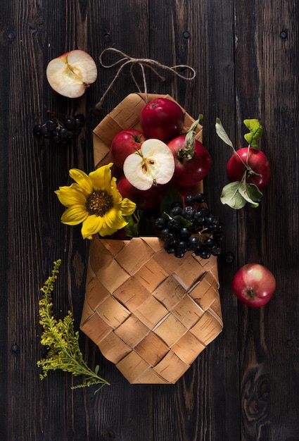 Bodegón con manzanas rojas y flores de girasol. endecha plana