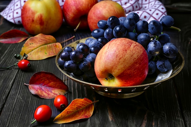 Bodegón con manzanas y uvas.