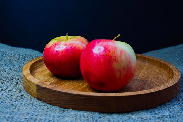 Bodegón con manzanas verdes en un plato sobre una mesa de madera