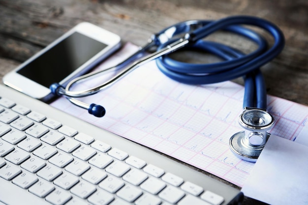 Bodegón médico con teclado en mesa de madera