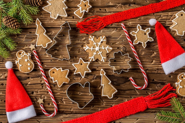 Bodegón de Navidad con galletas de jengibre en madera