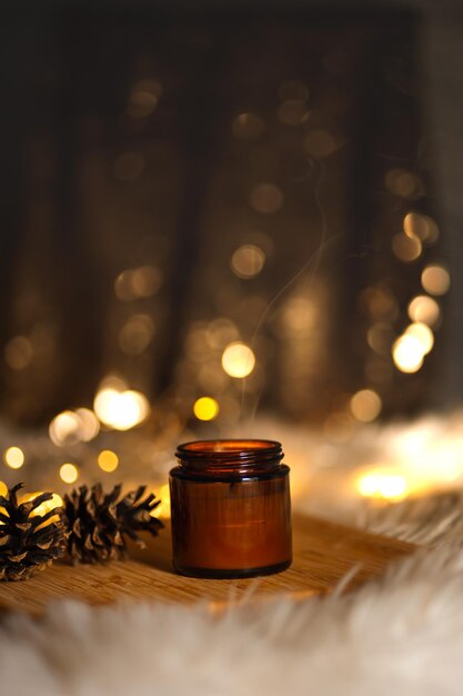 Bodegón de Navidad con velas Tarjeta de Navidad de año nuevo Luces de guirnaldas Vela encendida y un