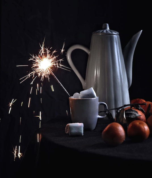 Bodegón navideño con una cafetera, una taza de bebida caliente con Marshmallow