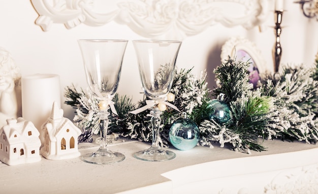 Bodegón navideño - Dos copas de champán con adornos navideños.