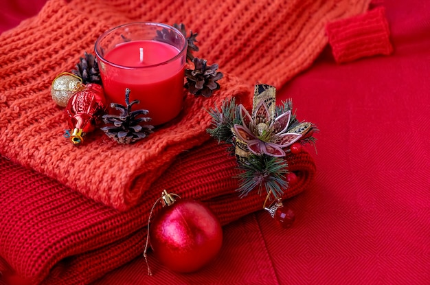 Bodegón navideño Foto de temporada Vela piñas Fondo rojo