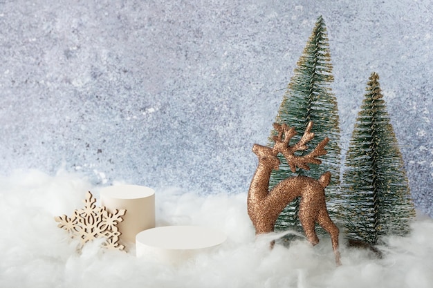 Bodegón navideño con podio y ciervo