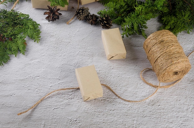 Bodegón navideño Regalo de Navidad en papel artesanal con piñas ramas de abeto