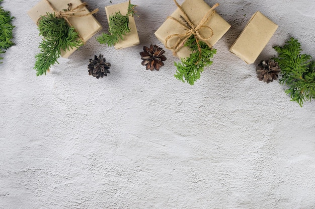 Bodegón navideño Regalo de Navidad en papel artesanal con piñas ramas de abeto