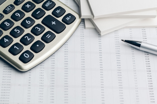 Bodegón de negocios con la calculadora en la mesa de oficina.