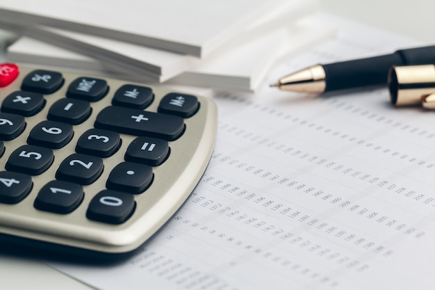 Bodegón de negocios con la calculadora en la mesa de oficina.