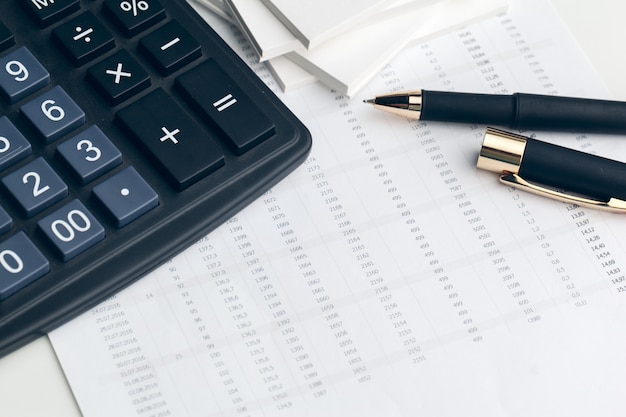 Bodegón de negocios con la calculadora en la mesa de oficina.