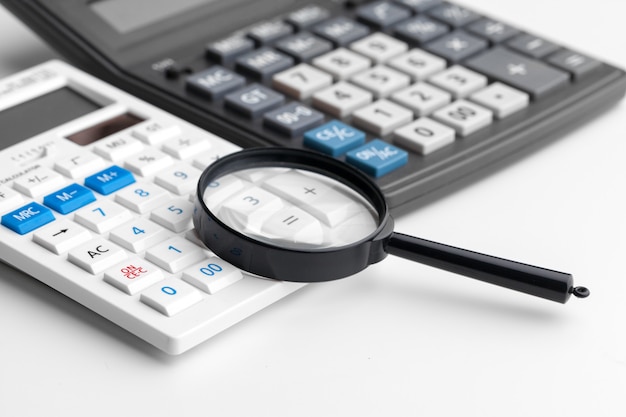 Bodegón de negocios con la calculadora en la mesa de oficina.