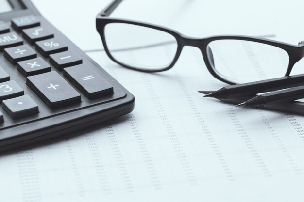 Bodegón de negocios con la calculadora en la mesa de oficina.