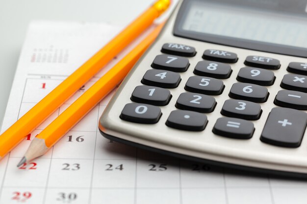 Bodegón de negocios con la calculadora en la mesa de oficina.