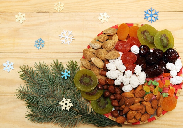 Bodegón con nueces y frutos secos en un estilo navideño