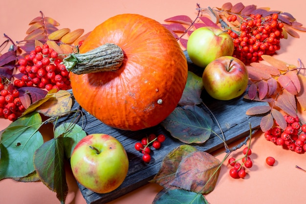 Bodegón otoñal con calabaza y manzanas