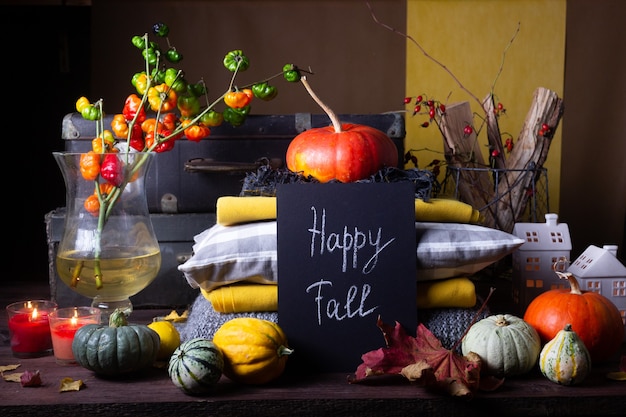 Bodegón otoñal con calabazas y velas.