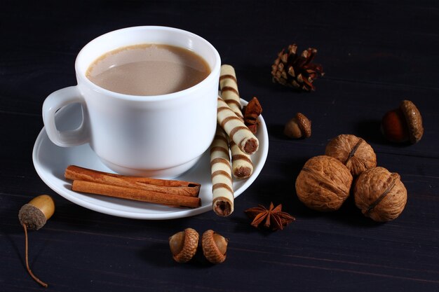 Bodegón otoñal de capuchino, nueces y dulces