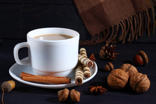 Bodegón otoñal de capuchino, nueces y dulces