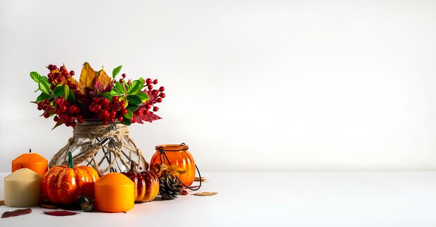 Bodegón otoñal Hojas, velas, calabazas y más sobre un fondo claro El concepto de calidez y calidez otoñal Diseño con espacio para texto