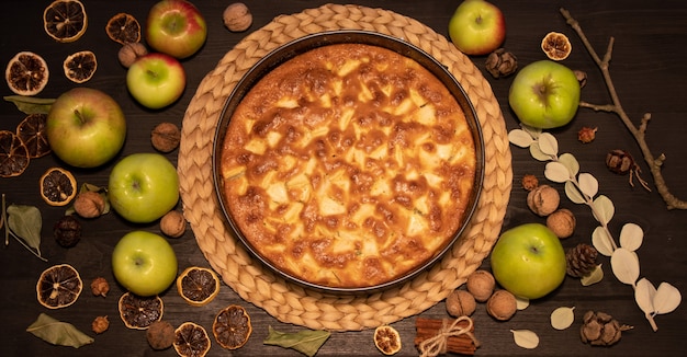 Bodegón otoñal con tarta de manzana y nueces