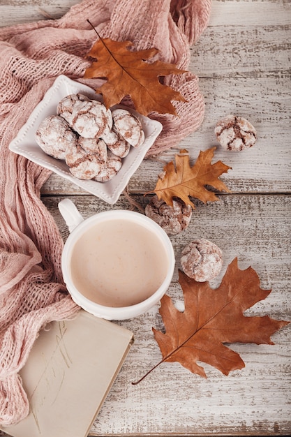 Bodegón otoñal con taza de galletas de chocolate y cacao