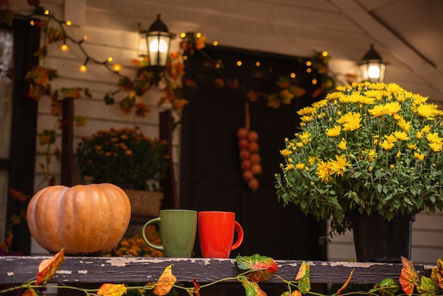 Bodegón otoñal con una taza de té calabazas flores concepto de Acción de Gracias o Halloween