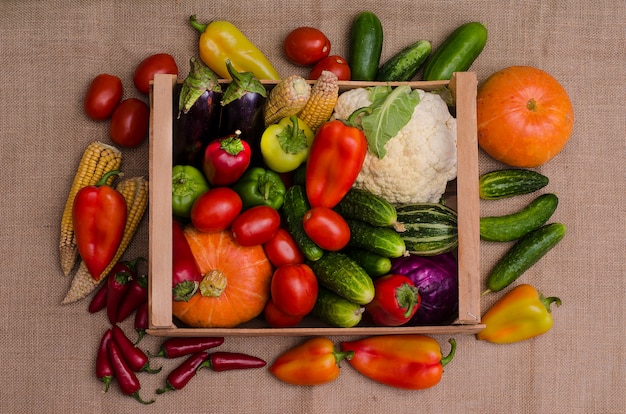 Bodegón otoñal de verduras en una caja de madera