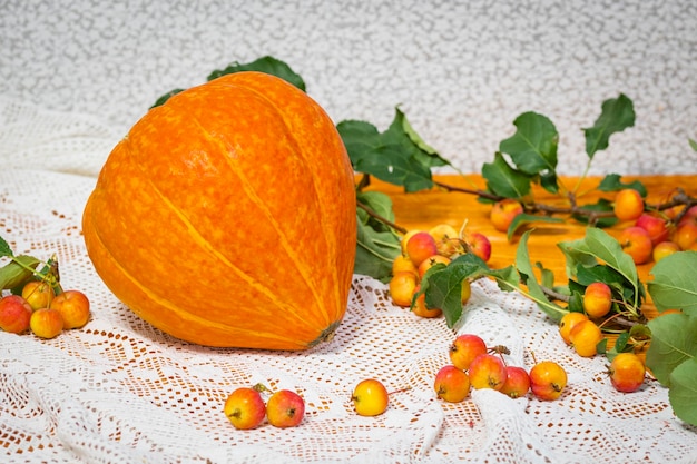 Bodegón de otoño con primer plano de calabaza naranja