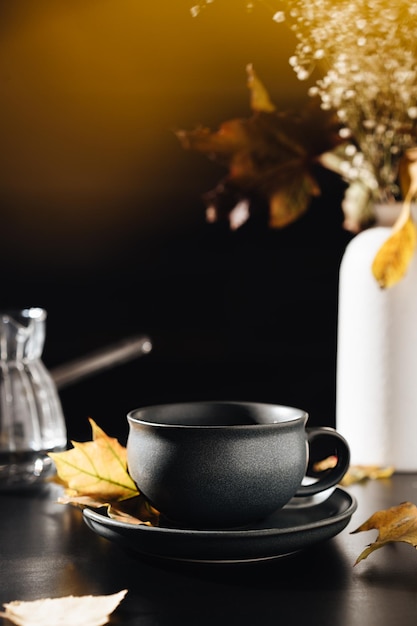 bodegón de otoño con una taza de café y hojas, tocado