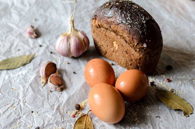 Bodegón de pan, huevos, ajo y especias.