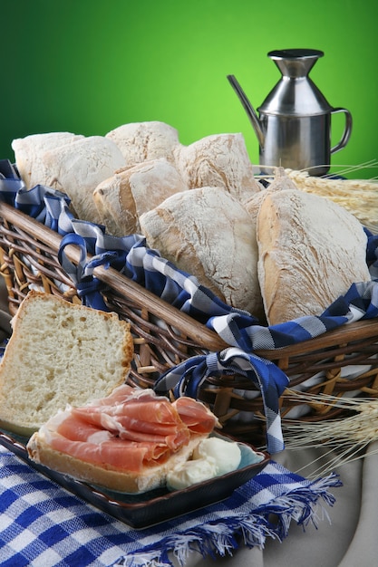 Bodegón con panes, jamón serrano y aceite de oliva. pan de ciabatta